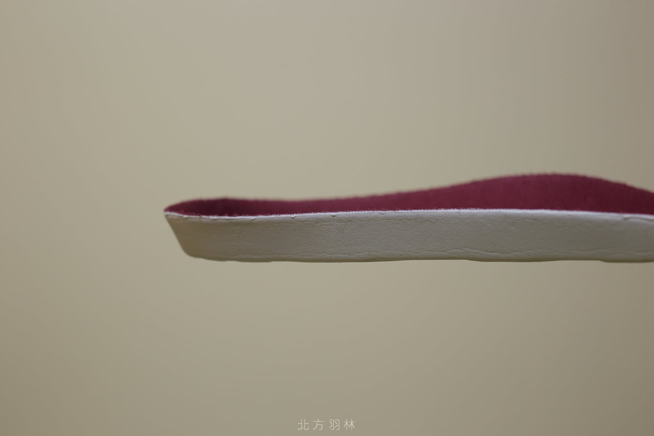 原本附的鞋墊舒適度也不錯,只是厚度較薄